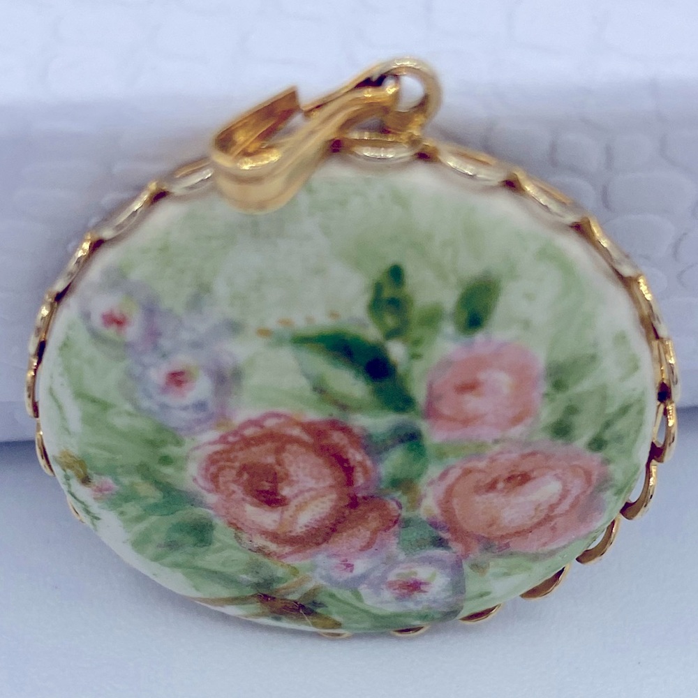 Vintage Hand Painted Porcelain Victorian Rose Pendant Gold Toned. 1” Diameter - Picture 4 of 6
